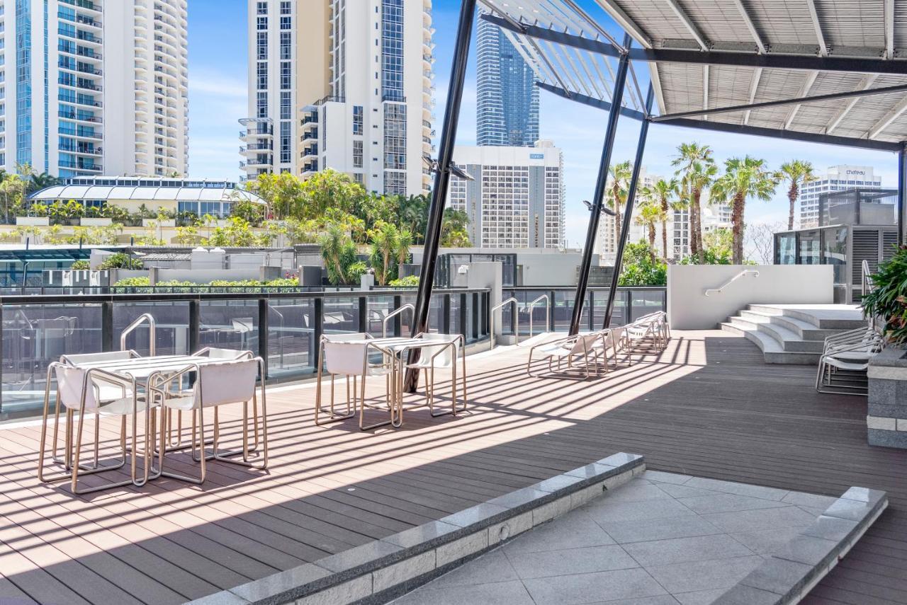 Circle On Cavill Canal Views Huge Apartment Gold Coast
