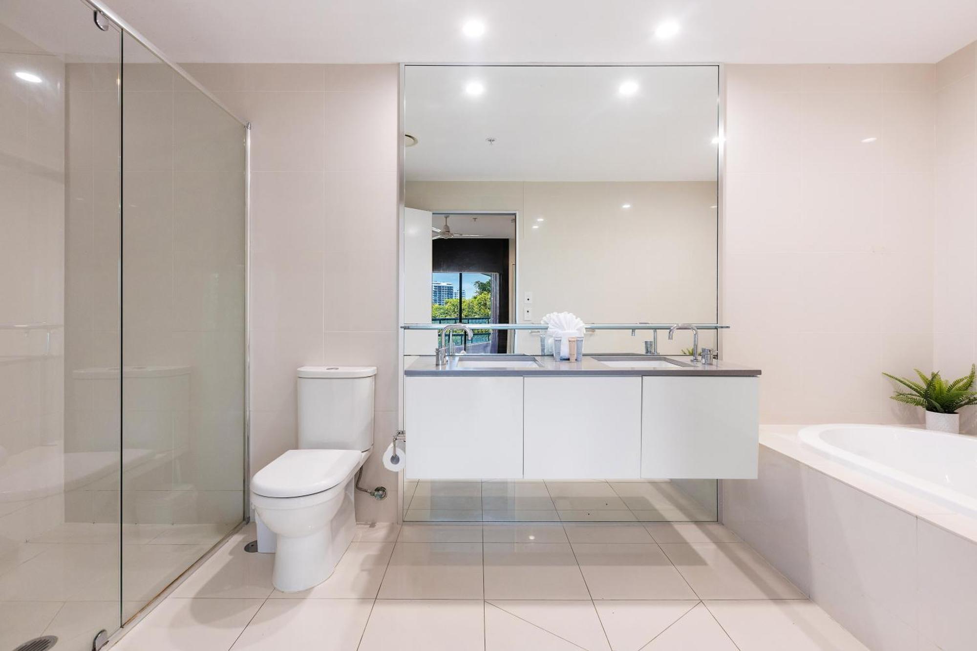 Apartment Circle On Cavill Canal Views Huge Gold Coast